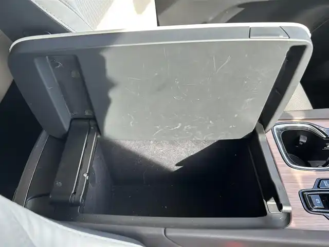 レクサス ＲＸ 450h+ バージョンL 愛知県 2023(令5)年 6.4万km ソニックチタニウム 4WD/パノラマルーフ/純正14型ナビ/フルセグTV/BT/HDMI/ハンズフリーパワーバックドア/パノラミックビューモニター/ビルトインETC2.0/前後ドライブレコーダー/レーダークルーズコントロール/クリアランスソナー/セーフティシステムプラス/・プリクラッシュセーフティ/・レーンディパーチャーアラート/・レーントレーシングアシスト/・レーンチェンジアシスト/・アダプティブハイビームシステム/・ロードサインアシスト/レクサスチームメイト/ブラインドスポットモニター/前後パーキングサポートブレーキ/デジタルインナーミラー/3連フルLEDヘッドランプ/本木製/革巻きコンビステアリング/ステアリングヒーター/ホワイトセミアニリン革シート/全席シートヒーター/ベンチレーション/前席パワーシート/ポジションメモリー/シルバールーフレール/純正21インチアルミホイール