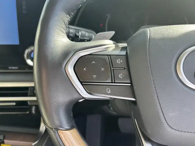 レクサス ＲＸ 450h+ バージョンL 愛知県 2023(令5)年 6.4万km ソニックチタニウム 4WD/パノラマルーフ/純正14型ナビ/フルセグTV/BT/HDMI/ハンズフリーパワーバックドア/パノラミックビューモニター/ビルトインETC2.0/前後ドライブレコーダー/レーダークルーズコントロール/クリアランスソナー/セーフティシステムプラス/・プリクラッシュセーフティ/・レーンディパーチャーアラート/・レーントレーシングアシスト/・レーンチェンジアシスト/・アダプティブハイビームシステム/・ロードサインアシスト/レクサスチームメイト/ブラインドスポットモニター/前後パーキングサポートブレーキ/デジタルインナーミラー/3連フルLEDヘッドランプ/本木製/革巻きコンビステアリング/ステアリングヒーター/ホワイトセミアニリン革シート/全席シートヒーター/ベンチレーション/前席パワーシート/ポジションメモリー/シルバールーフレール/純正21インチアルミホイール