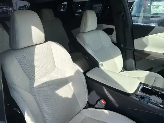 レクサス ＲＸ 450h+ バージョンL 愛知県 2023(令5)年 6.4万km ソニックチタニウム 4WD/パノラマルーフ/純正14型ナビ/フルセグTV/BT/HDMI/ハンズフリーパワーバックドア/パノラミックビューモニター/ビルトインETC2.0/前後ドライブレコーダー/レーダークルーズコントロール/クリアランスソナー/セーフティシステムプラス/・プリクラッシュセーフティ/・レーンディパーチャーアラート/・レーントレーシングアシスト/・レーンチェンジアシスト/・アダプティブハイビームシステム/・ロードサインアシスト/レクサスチームメイト/ブラインドスポットモニター/前後パーキングサポートブレーキ/デジタルインナーミラー/3連フルLEDヘッドランプ/本木製/革巻きコンビステアリング/ステアリングヒーター/ホワイトセミアニリン革シート/全席シートヒーター/ベンチレーション/前席パワーシート/ポジションメモリー/シルバールーフレール/純正21インチアルミホイール