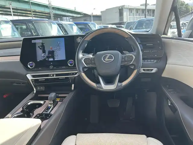 レクサス ＲＸ 450h+ バージョンL 愛知県 2023(令5)年 6.4万km ソニックチタニウム 4WD/パノラマルーフ/純正14型ナビ/フルセグTV/BT/HDMI/ハンズフリーパワーバックドア/パノラミックビューモニター/ビルトインETC2.0/前後ドライブレコーダー/レーダークルーズコントロール/クリアランスソナー/セーフティシステムプラス/・プリクラッシュセーフティ/・レーンディパーチャーアラート/・レーントレーシングアシスト/・レーンチェンジアシスト/・アダプティブハイビームシステム/・ロードサインアシスト/レクサスチームメイト/ブラインドスポットモニター/前後パーキングサポートブレーキ/デジタルインナーミラー/3連フルLEDヘッドランプ/本木製/革巻きコンビステアリング/ステアリングヒーター/ホワイトセミアニリン革シート/全席シートヒーター/ベンチレーション/前席パワーシート/ポジションメモリー/シルバールーフレール/純正21インチアルミホイール