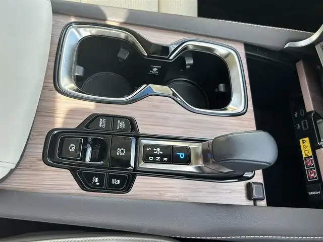 レクサス ＲＸ 450h+ バージョンL 愛知県 2023(令5)年 6.4万km ソニックチタニウム 4WD/パノラマルーフ/純正14型ナビ/フルセグTV/BT/HDMI/ハンズフリーパワーバックドア/パノラミックビューモニター/ビルトインETC2.0/前後ドライブレコーダー/レーダークルーズコントロール/クリアランスソナー/セーフティシステムプラス/・プリクラッシュセーフティ/・レーンディパーチャーアラート/・レーントレーシングアシスト/・レーンチェンジアシスト/・アダプティブハイビームシステム/・ロードサインアシスト/レクサスチームメイト/ブラインドスポットモニター/前後パーキングサポートブレーキ/デジタルインナーミラー/3連フルLEDヘッドランプ/本木製/革巻きコンビステアリング/ステアリングヒーター/ホワイトセミアニリン革シート/全席シートヒーター/ベンチレーション/前席パワーシート/ポジションメモリー/シルバールーフレール/純正21インチアルミホイール