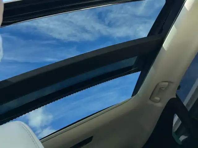 レクサス ＲＸ 450h+ バージョンL 愛知県 2023(令5)年 6.4万km ソニックチタニウム 4WD/パノラマルーフ/純正14型ナビ/フルセグTV/BT/HDMI/ハンズフリーパワーバックドア/パノラミックビューモニター/ビルトインETC2.0/前後ドライブレコーダー/レーダークルーズコントロール/クリアランスソナー/セーフティシステムプラス/・プリクラッシュセーフティ/・レーンディパーチャーアラート/・レーントレーシングアシスト/・レーンチェンジアシスト/・アダプティブハイビームシステム/・ロードサインアシスト/レクサスチームメイト/ブラインドスポットモニター/前後パーキングサポートブレーキ/デジタルインナーミラー/3連フルLEDヘッドランプ/本木製/革巻きコンビステアリング/ステアリングヒーター/ホワイトセミアニリン革シート/全席シートヒーター/ベンチレーション/前席パワーシート/ポジションメモリー/シルバールーフレール/純正21インチアルミホイール