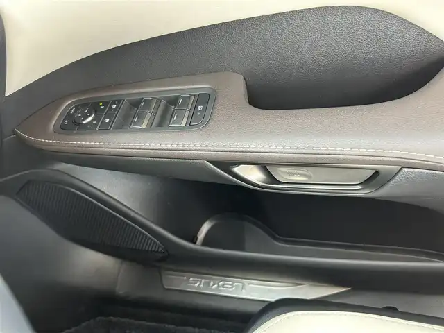 レクサス ＲＸ 450h+ バージョンL 愛知県 2023(令5)年 6.4万km ソニックチタニウム 4WD/パノラマルーフ/純正14型ナビ/フルセグTV/BT/HDMI/ハンズフリーパワーバックドア/パノラミックビューモニター/ビルトインETC2.0/前後ドライブレコーダー/レーダークルーズコントロール/クリアランスソナー/セーフティシステムプラス/・プリクラッシュセーフティ/・レーンディパーチャーアラート/・レーントレーシングアシスト/・レーンチェンジアシスト/・アダプティブハイビームシステム/・ロードサインアシスト/レクサスチームメイト/ブラインドスポットモニター/前後パーキングサポートブレーキ/デジタルインナーミラー/3連フルLEDヘッドランプ/本木製/革巻きコンビステアリング/ステアリングヒーター/ホワイトセミアニリン革シート/全席シートヒーター/ベンチレーション/前席パワーシート/ポジションメモリー/シルバールーフレール/純正21インチアルミホイール