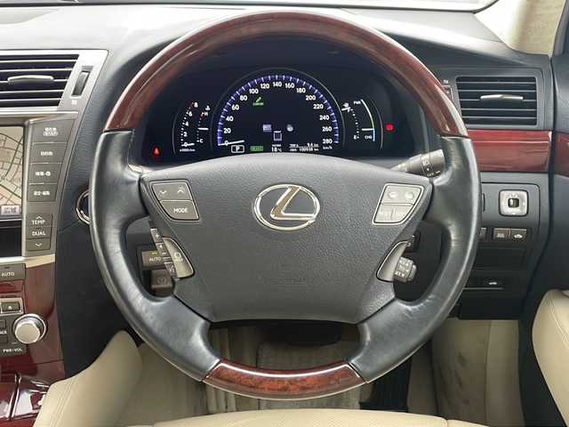 レクサス ＬＳ 600h Iパッケージ 青森県 2011(平23)年 10.1万km ホワイトパールクリスタルシャイン 4WD/ワンオーナー/純正HDDナビ・フルセグTV/OPマークレビンソンサラウンド/CD・DVD・Bluetooth/バックカメラ/レザーシート/前席パワーシート・エアシート/前後席シートヒーター/OPパワートランクリッド/ステアリングヒーター/リアドア・リアウインドウ電動サンシェード/クルーズコントロール/純正エンジンスターター/ビルトインETC/LEDヘッドライト/フォグランプ/純正18インチアルミ/スマートキー/プッシュスタート/スペアキー、カードキー有/保証書・取説書