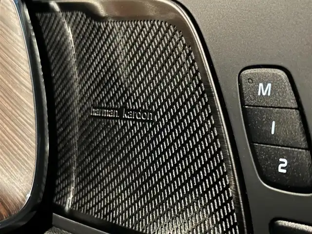 ボルボ ボルボ ＸＣ６０ アルティメット B5 AWD 岐阜県 2022(令4)年 3.5万km パール harman/kardonプレミアムサウンドオーディオシステム/衝突回避被害軽減ブレーキシステム/歩行者サイクリスト大型動物検知機能/インターセクションサポート右折時対向車検知機能/対向車対応機能/ステアリングサポート衝突回避支援機能/オンカミングレーンミティゲーション対向車線衝突回避支援機能/レーンキーピングエイド/ドライバーアラートコントロール/ロードサインインフォメーション/ランオフロードミティゲーション道路逸脱回避支援機能/リア衝突回避被害軽減ブレーキシステム/パイロットアシスト車線維持支援機能/全車速追従機能付ACCアダプティブクルーズコントロール/ステアリングアシスト付ブラインドスポットインフォメーションシステム/衝突回避被害軽減ブレーキ機能付CTA/360°ビューカメラ/先行車発進告知機能/Google Apps and Services/　Applecarplay　AndroidAuto/ヘッドアップディスプレイ/ステアリングヒーター/前席シートベンチレーション/全席シートヒーター/メモリー機能付きパワーシート