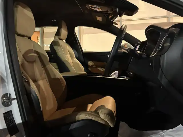 ボルボ ボルボ ＸＣ６０ アルティメット B5 AWD 岐阜県 2022(令4)年 3.5万km パール harman/kardonプレミアムサウンドオーディオシステム/衝突回避被害軽減ブレーキシステム/歩行者サイクリスト大型動物検知機能/インターセクションサポート右折時対向車検知機能/対向車対応機能/ステアリングサポート衝突回避支援機能/オンカミングレーンミティゲーション対向車線衝突回避支援機能/レーンキーピングエイド/ドライバーアラートコントロール/ロードサインインフォメーション/ランオフロードミティゲーション道路逸脱回避支援機能/リア衝突回避被害軽減ブレーキシステム/パイロットアシスト車線維持支援機能/全車速追従機能付ACCアダプティブクルーズコントロール/ステアリングアシスト付ブラインドスポットインフォメーションシステム/衝突回避被害軽減ブレーキ機能付CTA/360°ビューカメラ/先行車発進告知機能/Google Apps and Services/　Applecarplay　AndroidAuto/ヘッドアップディスプレイ/ステアリングヒーター/前席シートベンチレーション/全席シートヒーター/メモリー機能付きパワーシート