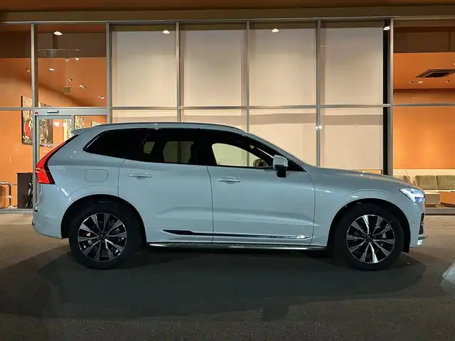 ボルボ ボルボ ＸＣ６０ アルティメット B5 AWD 岐阜県 2022(令4)年 3.5万km パール harman/kardonプレミアムサウンドオーディオシステム/衝突回避被害軽減ブレーキシステム/歩行者サイクリスト大型動物検知機能/インターセクションサポート右折時対向車検知機能/対向車対応機能/ステアリングサポート衝突回避支援機能/オンカミングレーンミティゲーション対向車線衝突回避支援機能/レーンキーピングエイド/ドライバーアラートコントロール/ロードサインインフォメーション/ランオフロードミティゲーション道路逸脱回避支援機能/リア衝突回避被害軽減ブレーキシステム/パイロットアシスト車線維持支援機能/全車速追従機能付ACCアダプティブクルーズコントロール/ステアリングアシスト付ブラインドスポットインフォメーションシステム/衝突回避被害軽減ブレーキ機能付CTA/360°ビューカメラ/先行車発進告知機能/Google Apps and Services/　Applecarplay　AndroidAuto/ヘッドアップディスプレイ/ステアリングヒーター/前席シートベンチレーション/全席シートヒーター/メモリー機能付きパワーシート