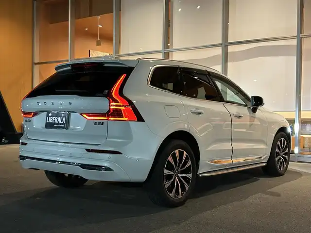 ボルボ ボルボ ＸＣ６０ アルティメット B5 AWD 岐阜県 2022(令4)年 3.5万km パール harman/kardonプレミアムサウンドオーディオシステム/衝突回避被害軽減ブレーキシステム/歩行者サイクリスト大型動物検知機能/インターセクションサポート右折時対向車検知機能/対向車対応機能/ステアリングサポート衝突回避支援機能/オンカミングレーンミティゲーション対向車線衝突回避支援機能/レーンキーピングエイド/ドライバーアラートコントロール/ロードサインインフォメーション/ランオフロードミティゲーション道路逸脱回避支援機能/リア衝突回避被害軽減ブレーキシステム/パイロットアシスト車線維持支援機能/全車速追従機能付ACCアダプティブクルーズコントロール/ステアリングアシスト付ブラインドスポットインフォメーションシステム/衝突回避被害軽減ブレーキ機能付CTA/360°ビューカメラ/先行車発進告知機能/Google Apps and Services/　Applecarplay　AndroidAuto/ヘッドアップディスプレイ/ステアリングヒーター/前席シートベンチレーション/全席シートヒーター/メモリー機能付きパワーシート