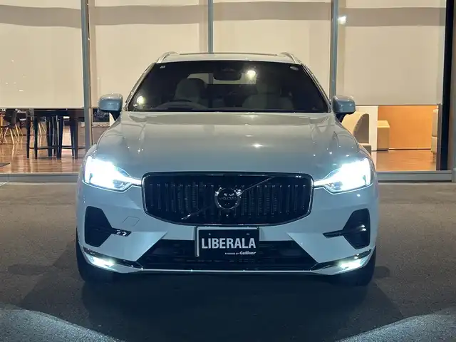 ボルボ ボルボ ＸＣ６０ アルティメット B5 AWD 岐阜県 2022(令4)年 3.5万km パール harman/kardonプレミアムサウンドオーディオシステム/衝突回避被害軽減ブレーキシステム/歩行者サイクリスト大型動物検知機能/インターセクションサポート右折時対向車検知機能/対向車対応機能/ステアリングサポート衝突回避支援機能/オンカミングレーンミティゲーション対向車線衝突回避支援機能/レーンキーピングエイド/ドライバーアラートコントロール/ロードサインインフォメーション/ランオフロードミティゲーション道路逸脱回避支援機能/リア衝突回避被害軽減ブレーキシステム/パイロットアシスト車線維持支援機能/全車速追従機能付ACCアダプティブクルーズコントロール/ステアリングアシスト付ブラインドスポットインフォメーションシステム/衝突回避被害軽減ブレーキ機能付CTA/360°ビューカメラ/先行車発進告知機能/Google Apps and Services/　Applecarplay　AndroidAuto/ヘッドアップディスプレイ/ステアリングヒーター/前席シートベンチレーション/全席シートヒーター/メモリー機能付きパワーシート