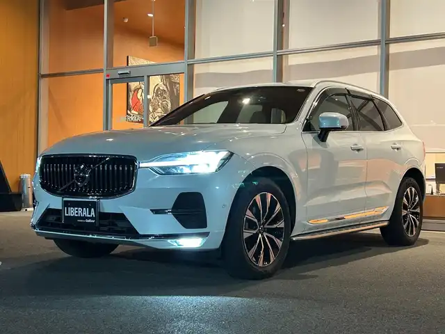 ボルボ ボルボ ＸＣ６０ アルティメット B5 AWD 岐阜県 2022(令4)年 3.5万km パール harman/kardonプレミアムサウンドオーディオシステム/衝突回避被害軽減ブレーキシステム/歩行者サイクリスト大型動物検知機能/インターセクションサポート右折時対向車検知機能/対向車対応機能/ステアリングサポート衝突回避支援機能/オンカミングレーンミティゲーション対向車線衝突回避支援機能/レーンキーピングエイド/ドライバーアラートコントロール/ロードサインインフォメーション/ランオフロードミティゲーション道路逸脱回避支援機能/リア衝突回避被害軽減ブレーキシステム/パイロットアシスト車線維持支援機能/全車速追従機能付ACCアダプティブクルーズコントロール/ステアリングアシスト付ブラインドスポットインフォメーションシステム/衝突回避被害軽減ブレーキ機能付CTA/360°ビューカメラ/先行車発進告知機能/Google Apps and Services/　Applecarplay　AndroidAuto/ヘッドアップディスプレイ/ステアリングヒーター/前席シートベンチレーション/全席シートヒーター/メモリー機能付きパワーシート