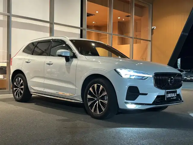 ボルボ ボルボ ＸＣ６０ アルティメット B5 AWD 岐阜県 2022(令4)年 3.5万km パール harman/kardonプレミアムサウンドオーディオシステム/衝突回避被害軽減ブレーキシステム/歩行者サイクリスト大型動物検知機能/インターセクションサポート右折時対向車検知機能/対向車対応機能/ステアリングサポート衝突回避支援機能/オンカミングレーンミティゲーション対向車線衝突回避支援機能/レーンキーピングエイド/ドライバーアラートコントロール/ロードサインインフォメーション/ランオフロードミティゲーション道路逸脱回避支援機能/リア衝突回避被害軽減ブレーキシステム/パイロットアシスト車線維持支援機能/全車速追従機能付ACCアダプティブクルーズコントロール/ステアリングアシスト付ブラインドスポットインフォメーションシステム/衝突回避被害軽減ブレーキ機能付CTA/360°ビューカメラ/先行車発進告知機能/Google Apps and Services/　Applecarplay　AndroidAuto/ヘッドアップディスプレイ/ステアリングヒーター/前席シートベンチレーション/全席シートヒーター/メモリー機能付きパワーシート