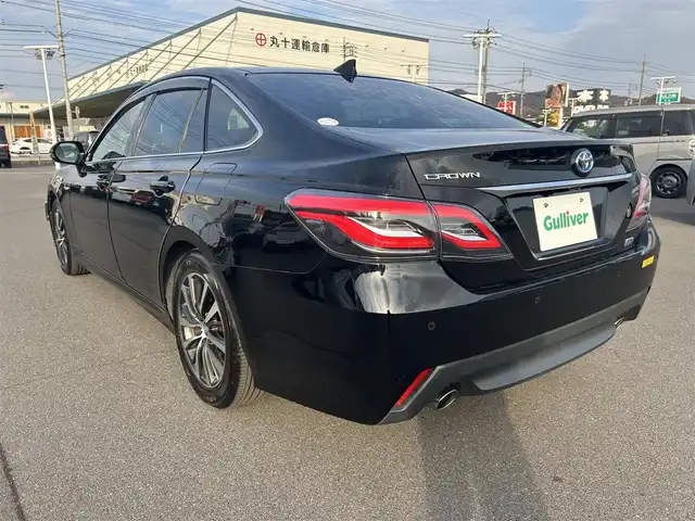 トヨタ クラウン ハイブリッド S 岡山県 2018(平30)年 11.8万km ブラック 登録時走行距離117380km/純正8インチナビ/（AM/FM/CD/DVD/BT/TV）/バックカメラ/D/N席シートヒーター/D/N席パワーシート/ステアリングヒーター/トヨタセーフティセンス/・プリクラッシュセーフティ/・レーンディパーチャアラート/・オートマチックハイビーム/・アダプティブクルーズコントロール/・ブラインドスポットモニター/純正17インチアルミホイール/前後ドライブレコーダー/電子パーキングアシスト/プッシュスタート