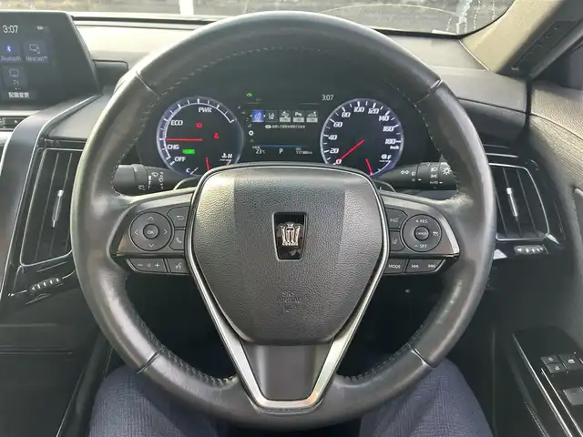 トヨタ クラウン ハイブリッド S 岡山県 2018(平30)年 11.8万km ブラック 登録時走行距離117380km/純正8インチナビ/（AM/FM/CD/DVD/BT/TV）/バックカメラ/D/N席シートヒーター/D/N席パワーシート/ステアリングヒーター/トヨタセーフティセンス/・プリクラッシュセーフティ/・レーンディパーチャアラート/・オートマチックハイビーム/・アダプティブクルーズコントロール/・ブラインドスポットモニター/純正17インチアルミホイール/前後ドライブレコーダー/電子パーキングアシスト/プッシュスタート