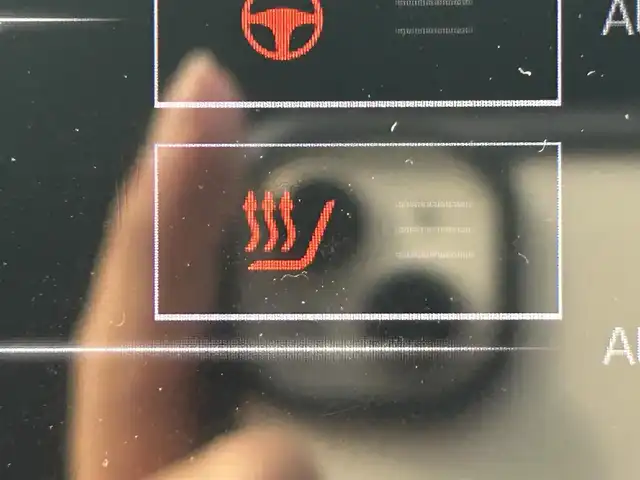 トヨタ クラウン ハイブリッド S 岡山県 2018(平30)年 11.8万km ブラック 登録時走行距離117380km/純正8インチナビ/（AM/FM/CD/DVD/BT/TV）/バックカメラ/D/N席シートヒーター/D/N席パワーシート/ステアリングヒーター/トヨタセーフティセンス/・プリクラッシュセーフティ/・レーンディパーチャアラート/・オートマチックハイビーム/・アダプティブクルーズコントロール/・ブラインドスポットモニター/純正17インチアルミホイール/前後ドライブレコーダー/電子パーキングアシスト/プッシュスタート