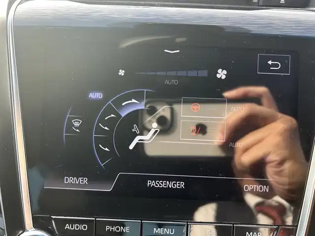 トヨタ クラウン ハイブリッド S 岡山県 2018(平30)年 11.8万km ブラック 登録時走行距離117380km/純正8インチナビ/（AM/FM/CD/DVD/BT/TV）/バックカメラ/D/N席シートヒーター/D/N席パワーシート/ステアリングヒーター/トヨタセーフティセンス/・プリクラッシュセーフティ/・レーンディパーチャアラート/・オートマチックハイビーム/・アダプティブクルーズコントロール/・ブラインドスポットモニター/純正17インチアルミホイール/前後ドライブレコーダー/電子パーキングアシスト/プッシュスタート