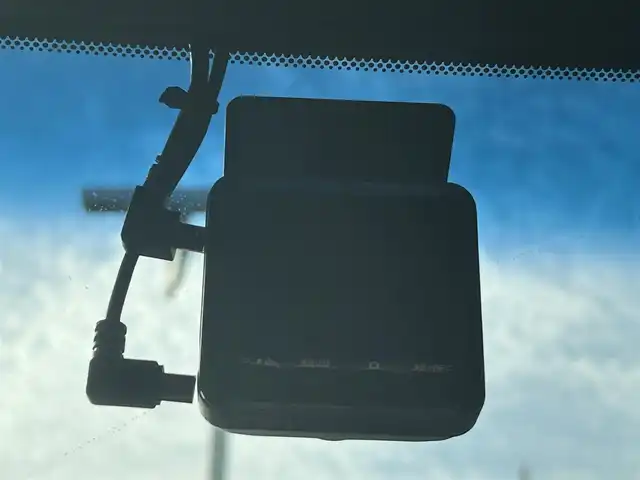 トヨタ クラウン ハイブリッド S 岡山県 2018(平30)年 11.8万km ブラック 登録時走行距離117380km/純正8インチナビ/（AM/FM/CD/DVD/BT/TV）/バックカメラ/D/N席シートヒーター/D/N席パワーシート/ステアリングヒーター/トヨタセーフティセンス/・プリクラッシュセーフティ/・レーンディパーチャアラート/・オートマチックハイビーム/・アダプティブクルーズコントロール/・ブラインドスポットモニター/純正17インチアルミホイール/前後ドライブレコーダー/電子パーキングアシスト/プッシュスタート