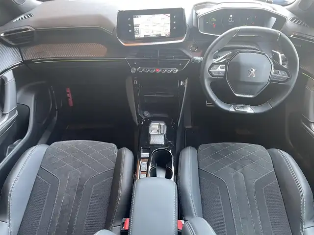 プジョー ２００８ GT ブルー HDi 高知県 2022(令4)年 0.8万km シルバーⅡ アクティブセーフティブレーキ/アクティブクルーズコントロール/レーンキープアシスト/ブラインドスポットモニター/ディスプレイオーディオ/【Bluetooth/AppleCarPlay/AndroidAuto/USB/FM】/疲労検知システム/パーキングセンサー/インテリジェントハイビーム/ハーフレザーシート/前席シートヒーター/前後ドライブレコーダー/パドルシフト/ストップ＆スタート/ノーマルタイヤ４本