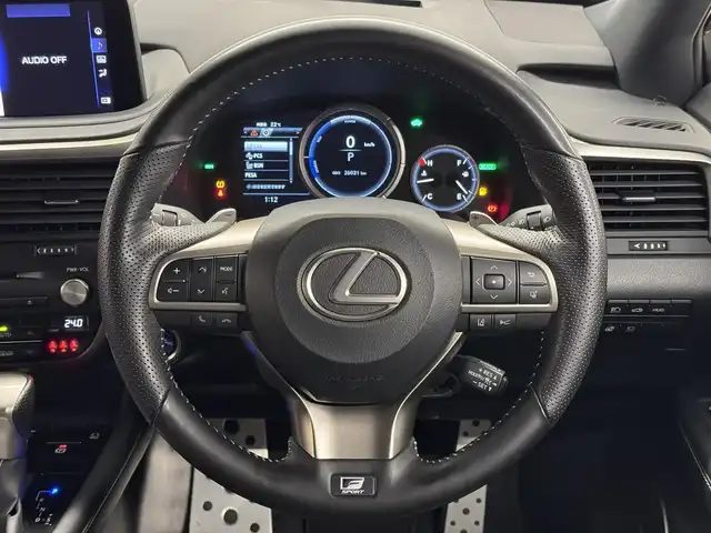 レクサス ＲＸ 450h Fスポーツ 三重県 2022(令4)年 2.6万km ホワイトノーヴァガラスフレーク ハイブリッド/FF/MTモード付フロアCVT/12.3インチナビ（AM/FM/CD/DVD/SDREC/SD/USB/Bluetooth/Miracast/AUX/TV）/パノラミックビューモニター/ETC2.0/LEXUS Safety System＋/●プリクラッシュセーフティ/●レーンキーピングアシスト/●レーダークルコン（全車速追従機能付）/●ブレードスキャンアダプティブハイビームシステム/・ブラインドスポットモニター＆リヤクロストラフィックアラート・オートブレーキ/・ロードサインアシスト/・先行車発進告知機能/など/装備/・セミアニリン本革シート（黒）/・電動ランバーサポート付10wayパワーシート（Dメモリー付/N）/・シートヒーター＆ベンチレーション（D/N）/・ステアリングヒーター/・ハンズフリーパワーバックドア/・AC100Vコンセント（100W）/・カラーヘッドアップディスプレイ/・3眼フルLEDヘッドランプ/・パドルシフト/・左右独立オートエアコン/・電動チルト&テレスコピックステアリング/・ステアリングスイッチ/・純正20inAW/・スマートキーx1、カードキーx1/・保/取/ナビ取/など