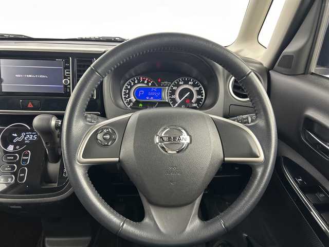 日産 デイズ ルークス ハイウェイスターX 愛知県 2017(平29)年 2.1万km オーシャンブルーP 禁煙車/純正7インチナビ/（ＤＶＤ/ＣＤ/フルセグ/Ｂluetooth/ＡＭ/ＦＭ）/アラウンドビューモニター/衝突軽減ブレーキ/オートマチックハイビーム/ETC/片側パワースライドドア/純正１４インチアルミホイール/ＬＥＤヘッドライト/フロントフォグランプ/オートライト/スマートキー/プッシュスタート/後席サーキューレーター/純正エアロ/純正フロアマット/ベンチシート