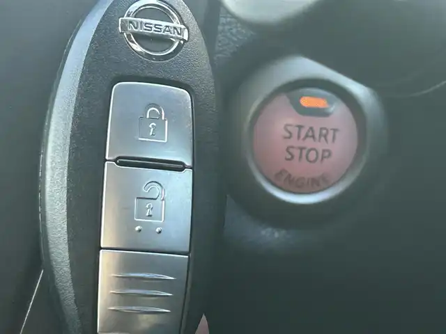 日産 ノート XVセレ +セーフ 愛知県 2017(平29)年 6.8万km ガーネットレッド 純正SDナビ(FM/AM/CD/DVD/BT/AUX/USB/WALKMAN/フルセグ)/エマージェンシーブレーキ/車線逸脱警報/特別仕様車/アラウンドビューモニター・バックカメラ/コーナーセンサー/デジタルインナーミラー/HIDヘッドライト/電動格納ミラー/純正フロアマット/アイドリングストップ/ETC/プッシュスタート/スマートキー・スペアキー１本/ステアリングリモコン/ハンズフリー/ABS/取扱説明書・保証書