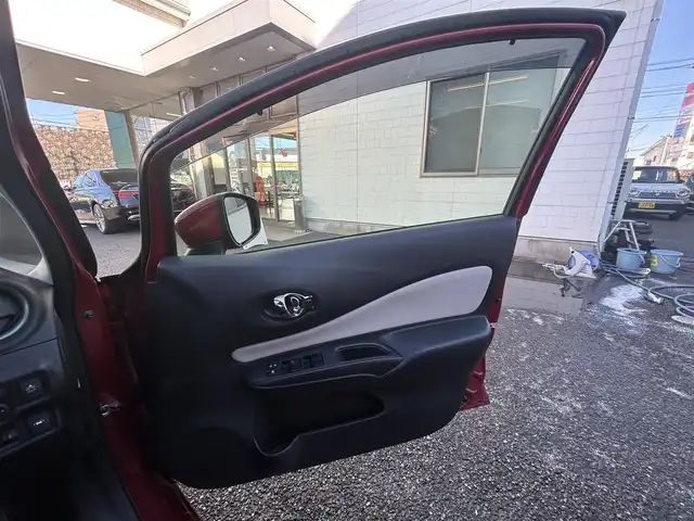 日産 ノート XVセレ +セーフ 愛知県 2017(平29)年 6.8万km ガーネットレッド 純正SDナビ(FM/AM/CD/DVD/BT/AUX/USB/WALKMAN/フルセグ)/エマージェンシーブレーキ/車線逸脱警報/特別仕様車/アラウンドビューモニター・バックカメラ/コーナーセンサー/デジタルインナーミラー/HIDヘッドライト/電動格納ミラー/純正フロアマット/アイドリングストップ/ETC/プッシュスタート/スマートキー・スペアキー１本/ステアリングリモコン/ハンズフリー/ABS/取扱説明書・保証書