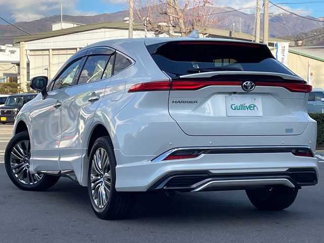 トヨタ ハリアー Z レザーパッケージ 長野県 2023(令5)年 0.5万km プラチナホワイトパールマイカ 禁煙車/4WD/純正12.3インチディスプレイオーディオ　ナビ機能付き/JBLプレミアムサウンド/Bluetooth/フルセグTV/全周囲カメラ/デジタルインナーミラー/ブラインドスポットモニター/レザーシート/前席シートヒーター/前席シートベンチレーション/前席パワーシート/D席メモリ付き/電動リアゲート/ステアリングヒーター/USB入力端子/ビルトインETC2.0/前後ドラレコ/トヨタセーフティセンス/レーダークルーズコントロール/純正AW19インチ/純正フロアマット/スマートキー/プッシュスタート