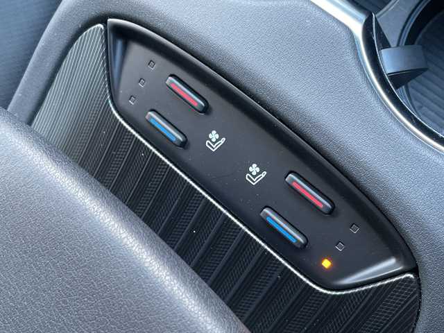 トヨタ ハリアー Z レザーパッケージ 長野県 2023(令5)年 0.5万km プラチナホワイトパールマイカ 禁煙車/4WD/純正12.3インチディスプレイオーディオ　ナビ機能付き/JBLプレミアムサウンド/Bluetooth/フルセグTV/全周囲カメラ/デジタルインナーミラー/ブラインドスポットモニター/レザーシート/前席シートヒーター/前席シートベンチレーション/前席パワーシート/D席メモリ付き/電動リアゲート/ステアリングヒーター/USB入力端子/ビルトインETC2.0/前後ドラレコ/トヨタセーフティセンス/レーダークルーズコントロール/純正AW19インチ/純正フロアマット/スマートキー/プッシュスタート