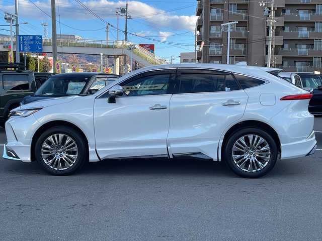 トヨタ ハリアー Z レザーパッケージ 長野県 2023(令5)年 0.5万km プラチナホワイトパールマイカ 禁煙車/4WD/純正12.3インチディスプレイオーディオ　ナビ機能付き/JBLプレミアムサウンド/Bluetooth/フルセグTV/全周囲カメラ/デジタルインナーミラー/ブラインドスポットモニター/レザーシート/前席シートヒーター/前席シートベンチレーション/前席パワーシート/D席メモリ付き/電動リアゲート/ステアリングヒーター/USB入力端子/ビルトインETC2.0/前後ドラレコ/トヨタセーフティセンス/レーダークルーズコントロール/純正AW19インチ/純正フロアマット/スマートキー/プッシュスタート