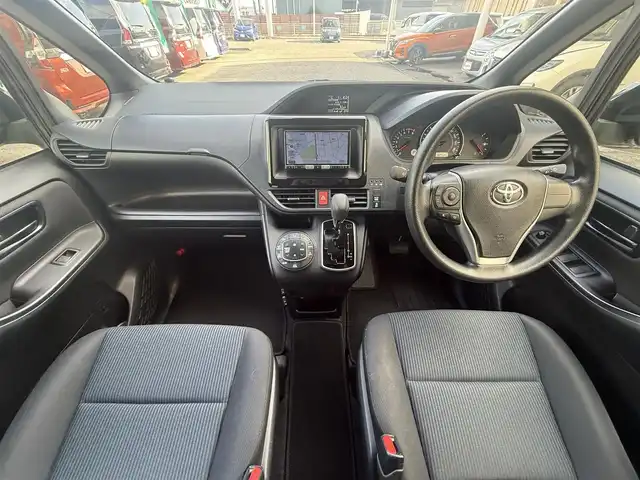 トヨタ ノア X 千葉県 2021(令3)年 6.3万km ボルドーマイカメタリック 社外ナビ/(Bluetooth/CD/AM/FM/AUX)/片側パワースライドドア/クルーズコントロール/バックカメラ/衝突軽減ブレーキ/レーンキープアシスト/コーナーセンサー/ETC/社外フロアマット/オートライト/オートマチックハイビーム/2列目サンバイザー/電動格納ミラー/リモコンキー