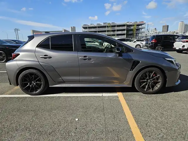 トヨタ ＧＲカローラ RZ 愛媛県 2023(令5)年 2.3万km グレー 〇４WD/〇純正10.5インチディスプレイオーディオプラス/〇フルセグTV/〇バックカメラ/〇ビルトインETC2.0/〇レーダークルーズコントロール/〇コーナーセンサー/〇セーフティセンス/〇オートマチックハイビーム/〇ターボ/〇LEDヘッドランプ/〇LEDフロントフォグランプ/〇左右独立温度調整オートエアコン/〇革巻きステアリングホイール/〇革巻きシフトノブ/〇レッドステッチ入合皮/ブランノーブコンビプレミアムスポーツシート/〇純正18インチアルミホイール/〇純正カーボンファイバールーフ/〇スマートエントリー/スタートシステム/〇禁煙車