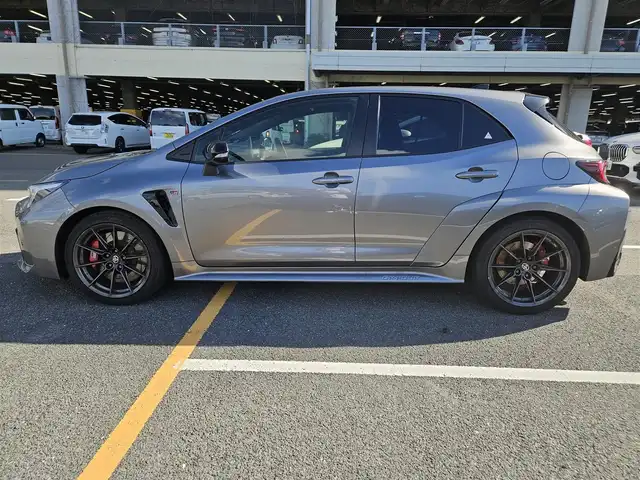 トヨタ ＧＲカローラ RZ 愛媛県 2023(令5)年 2.3万km グレー 〇４WD/〇純正10.5インチディスプレイオーディオプラス/〇フルセグTV/〇バックカメラ/〇ビルトインETC2.0/〇レーダークルーズコントロール/〇コーナーセンサー/〇セーフティセンス/〇オートマチックハイビーム/〇ターボ/〇LEDヘッドランプ/〇LEDフロントフォグランプ/〇左右独立温度調整オートエアコン/〇革巻きステアリングホイール/〇革巻きシフトノブ/〇レッドステッチ入合皮/ブランノーブコンビプレミアムスポーツシート/〇純正18インチアルミホイール/〇純正カーボンファイバールーフ/〇スマートエントリー/スタートシステム/〇禁煙車