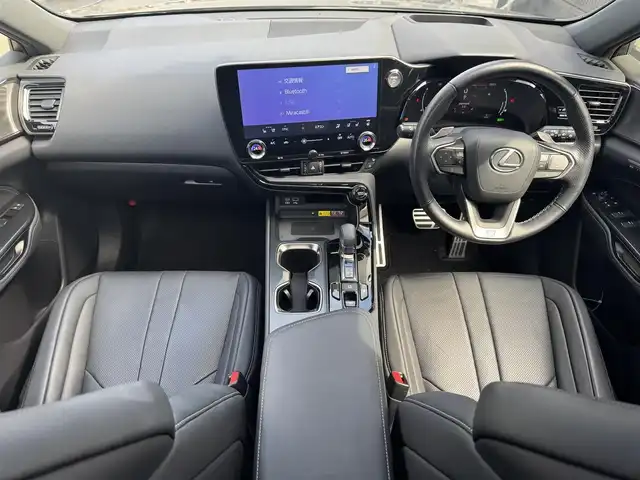 レクサス ＮＸ 350h Fスポーツ 滋賀県 2023(令5)年 2.7万km グラファイトブラックガラスフレーク 純正14インチナビ/【Bluetooth/USB/フルセグTV】/サンルーフ/黒レザーシート/全方位カメラ/レーダークルーズコントロール/レーントレーシングアシスト/ブラインドスポットモニター/クリアランスソナー/プリクラッシュセーフティ/三眼LEDヘッドライト/オートマチックハイビーム/デジタルインナーミラー/パーキングアシスト/ヘッドアップディスプレイ/ビルトインETC2.0/前後ドライブレコーダー/D/Nパワーシート/D/Nシートヒーター/D/Nシートベンチレーション/ステアリングヒーター/パワーバックドア/パドルシフト/ワイヤレス充電/プッシュスタート/スマートキー/ステアリングリモコン
