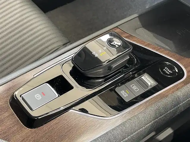 日産 オーラ G レザーエディション 岡山県 2021(令3)年 1.5万km ガーネットレッド/スーパーブラック 2トーン 登録時走行距離14994km/BOSEプレミアムサウンド/置くだけ充電/純正ディスプレイオーディオ/(AM/FM/BT/TV)/エマージェンシーブレーキ/レーンキープアシスト/BSM/クルーズコントロール/オートマチックハイビーム/ビルトインETC2.0/全方位カメラ/ドライブレコーダー/LEDヘッドライト/スペアキー/純正17インチアルミホイール/レザーシート