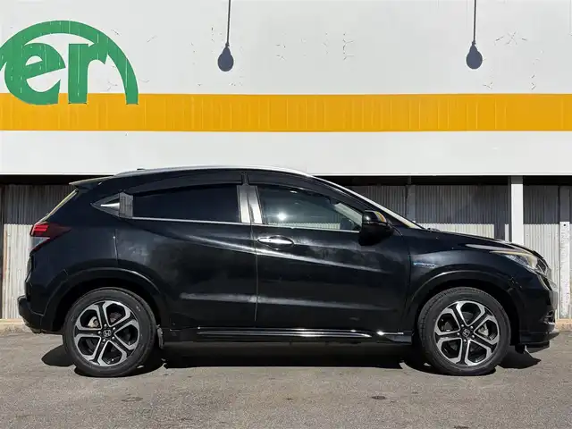 ホンダ ヴェゼル ハイブリッド Z 三重県 2014(平26)年 10.9万km クリスタルブラックパール ワンオーナー/車両接近通報装置/シティブレーキアクティブシステム/クルーズコントロール/純正インターナビ/　・Bluetooth/　・フルセグTV/　・HDMI/　・DVD/CD再生/　・USB/ルーフレール/パドルシフト/スマートキー/プッシュスタート/黒レザーシート/前席シートヒーター/LEDヘッドライト/フォグライト/オートライト/革巻きステアリング/ステアリングスイッチ/ビルトインETC/電動格納ミラー/ウィンカーミラー/電子パーキングブレーキ/オートブレーキホールド/オートワイパー/フロアマット/ドアバイザー/プライバシーガラス/横滑り防止機能/サイド/カーテンエアバック