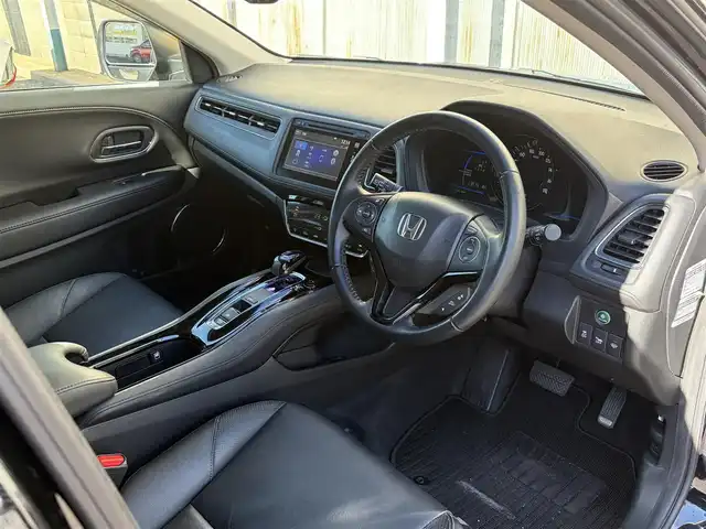 ホンダ ヴェゼル ハイブリッド Z 三重県 2014(平26)年 10.9万km クリスタルブラックパール ワンオーナー/車両接近通報装置/シティブレーキアクティブシステム/クルーズコントロール/純正インターナビ/　・Bluetooth/　・フルセグTV/　・HDMI/　・DVD/CD再生/　・USB/ルーフレール/パドルシフト/スマートキー/プッシュスタート/黒レザーシート/前席シートヒーター/LEDヘッドライト/フォグライト/オートライト/革巻きステアリング/ステアリングスイッチ/ビルトインETC/電動格納ミラー/ウィンカーミラー/電子パーキングブレーキ/オートブレーキホールド/オートワイパー/フロアマット/ドアバイザー/プライバシーガラス/横滑り防止機能/サイド/カーテンエアバック