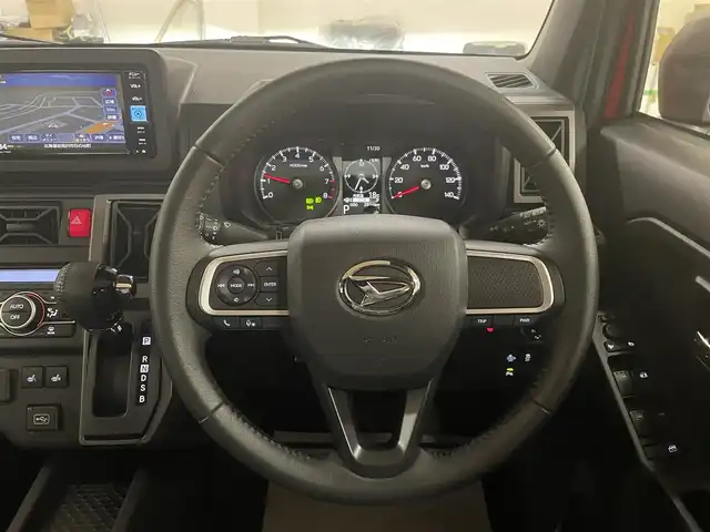 ダイハツ タフト G ダーククロムベンチャー 道央・札幌 2024(令6)年 0.3万km コンパーノレッド ワンオーナー/4WD/スマートアシスト/・衝突軽減ブレーキ/・横滑り防止/・レーンキープアシスト/・オートマチックハイビーム/純正SDナビ/フルセグTV/CD/DVD/Bluetooth/SD/USB/TVキャンセラー/バックカメラ/ガラスルーフ/シートヒーター（D/N）/電動パーキングブレーキ/パーキングソナー/ドライブレコーダー/LEDヘッドライト/LEDフォグランプ/ステアリングリモコン/純正フロアマット/純正ドアバイザー/スマートキー×2/純正エンジンスターター/保証書/取扱説明書