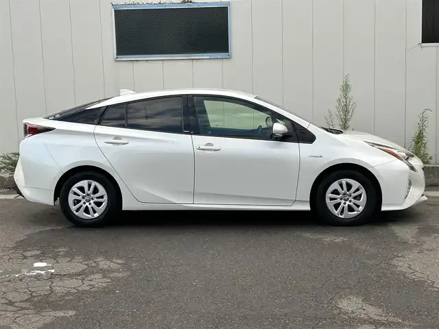 トヨタ プリウス Sセーフティプラス 福島県 2017(平29)年 13.7万km ホワイトパールクリスタルシャイン (株)IDOMが運営する【じしゃロン福島店】の自社ローン専用車両になります。こちらは現金またはオートローンご利用時の価格です。自社ローンご希望の方は別途その旨お申付け下さい/純正ナビ/フルセグテレビ/クルーズコントロール/オートハイビーム/運転モード切替/ETC/ステアリングリモコン/コーナーセンサー