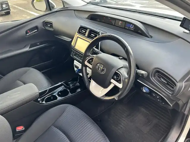 トヨタ プリウス Sセーフティプラス 福島県 2017(平29)年 13.7万km ホワイトパールクリスタルシャイン (株)IDOMが運営する【じしゃロン福島店】の自社ローン専用車両になります。こちらは現金またはオートローンご利用時の価格です。自社ローンご希望の方は別途その旨お申付け下さい/純正ナビ/フルセグテレビ/クルーズコントロール/オートハイビーム/運転モード切替/ETC/ステアリングリモコン/コーナーセンサー