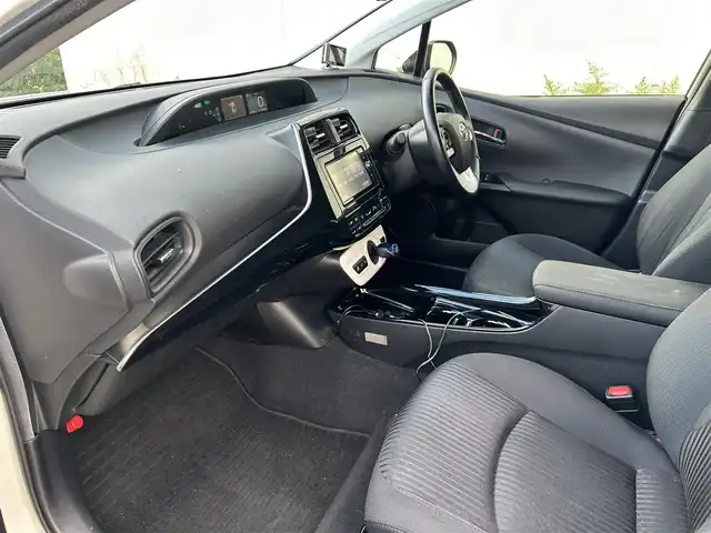 トヨタ プリウス Sセーフティプラス 福島県 2017(平29)年 13.7万km ホワイトパールクリスタルシャイン (株)IDOMが運営する【じしゃロン福島店】の自社ローン専用車両になります。こちらは現金またはオートローンご利用時の価格です。自社ローンご希望の方は別途その旨お申付け下さい/純正ナビ/フルセグテレビ/クルーズコントロール/オートハイビーム/運転モード切替/ETC/ステアリングリモコン/コーナーセンサー