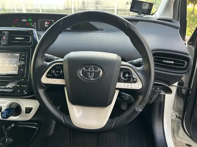 トヨタ プリウス Sセーフティプラス 福島県 2017(平29)年 13.7万km ホワイトパールクリスタルシャイン (株)IDOMが運営する【じしゃロン福島店】の自社ローン専用車両になります。こちらは現金またはオートローンご利用時の価格です。自社ローンご希望の方は別途その旨お申付け下さい/純正ナビ/フルセグテレビ/クルーズコントロール/オートハイビーム/運転モード切替/ETC/ステアリングリモコン/コーナーセンサー