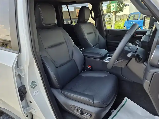 トヨタ ランドクルーザー ２５０ VX 鹿児島県 2024(令6)年 0.3万km プラチナホワイトパールマイカ 丸目型Ｂｉ－ＢｅａｍＬＥＤヘッドランプ（ＯＰ装備）　/レーダークルーズコントロール　/ムーンルーフ　/Ｄ＋Ｎ席シートヒーター／エアシート　/ステアリングヒーター　/デジタルインナーミラー　/シートメモリー/パワーバックドア/社外フロアマット(ARTIGIANO製)/純正フロアマット/純正ヘッドライト有り(トランク積載)/純正トランクマット(トランク積載)/純正トノカバー/純正前後ドライブレコーダー/パノラミックビューモニター/デジタルインナーミラー/プッシュスタート/スマートキー/前後コーナーセンサー/横滑り防止装置/レーンキープアシスト/エアバッグ(W+サイド)/カーテンエアバッグ
