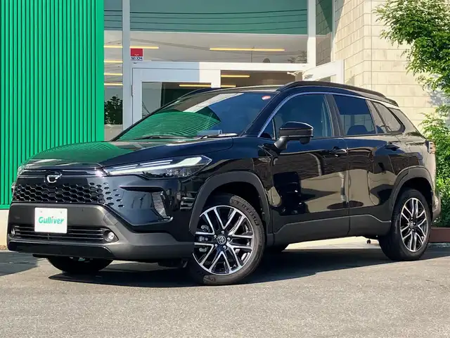 トヨタ カローラ クロス ハイブリッド Z 静岡県 2025(令7)年 0.1千km ブラックマイカ 登録済未使用車/純正10.5インチディスプレイオーディオ（BT/フルセグ）/ガラスルーフ/バックカメラ/電動リアゲート/前席シートヒーター/前席エアシート/純正ETC2.0/純正18インチアルミホイール/コーナーセンサー前後/レーンキープアシスト/オートライト/オートマチックハイビーム/LEDヘッドライト/W+サイドエアバック/衝突軽減システム/エンジンスタートボタン/パワーステアリング/パワーウィンドウ/アイドリングストップ/レーダークルーズコントロール/スマートキー/オートエアコン/USB入力端子/フロアマット/ハーフレザーシート/ルーフレール/ABS