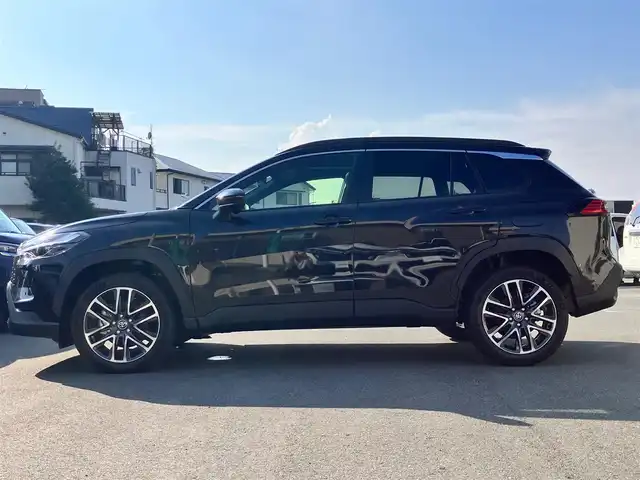 トヨタ カローラ クロス ハイブリッド Z 静岡県 2025(令7)年 0.1千km ブラックマイカ 登録済未使用車/純正10.5インチディスプレイオーディオ（BT/フルセグ）/ガラスルーフ/バックカメラ/電動リアゲート/前席シートヒーター/前席エアシート/純正ETC2.0/純正18インチアルミホイール/コーナーセンサー前後/レーンキープアシスト/オートライト/オートマチックハイビーム/LEDヘッドライト/W+サイドエアバック/衝突軽減システム/エンジンスタートボタン/パワーステアリング/パワーウィンドウ/アイドリングストップ/レーダークルーズコントロール/スマートキー/オートエアコン/USB入力端子/フロアマット/ハーフレザーシート/ルーフレール/ABS