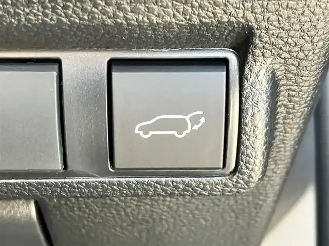 トヨタ カローラ クロス ハイブリッド Z 静岡県 2025(令7)年 0.1千km ブラックマイカ 登録済未使用車/純正10.5インチディスプレイオーディオ（BT/フルセグ）/ガラスルーフ/バックカメラ/電動リアゲート/前席シートヒーター/前席エアシート/純正ETC2.0/純正18インチアルミホイール/コーナーセンサー前後/レーンキープアシスト/オートライト/オートマチックハイビーム/LEDヘッドライト/W+サイドエアバック/衝突軽減システム/エンジンスタートボタン/パワーステアリング/パワーウィンドウ/アイドリングストップ/レーダークルーズコントロール/スマートキー/オートエアコン/USB入力端子/フロアマット/ハーフレザーシート/ルーフレール/ABS
