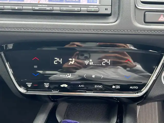 ホンダ ヴェゼル ハイブリッド X ホンダセンシング 愛知県 2016(平28)年 2.8万km モルフォブルーP /ワンオーナー//純正メモリナビ//純正フルセグTV//DVD/CD/FM/AM/iPod/SD/USB/BT//バックカメラ//ドライブレコーダー//ビルトインETC//Honda SENSING//衝突被害軽減ブレーキ//歩行者事故低減ステアリング//追従機能付きクルーズコントロール//レーンアシスト//路外逸脱抑制機能//誤発進抑制機能//先行車発進お知らせ機能//標識認識機能//電動パーキングブレーキ//オートブレーキホールド//ECONスイッチ//SPORT MODE//ステアスイッチ//パドルシフト//ガンメタ塗装ボディロアガーニッシュ//オートリトラミラー//純正フロアマット//純正16インチアルミホイール//純正LEDオートライト//フロントフォグランプ//ライト付きバニティミラー//自動防眩ミラー//ISOFIX//イモビライザー//ダブル/サイド/カーテンエアバック//スマートキー//スペアキー１本//取扱説明書//ナビ説明書//保証書//記録簿(H29/H30/R5)