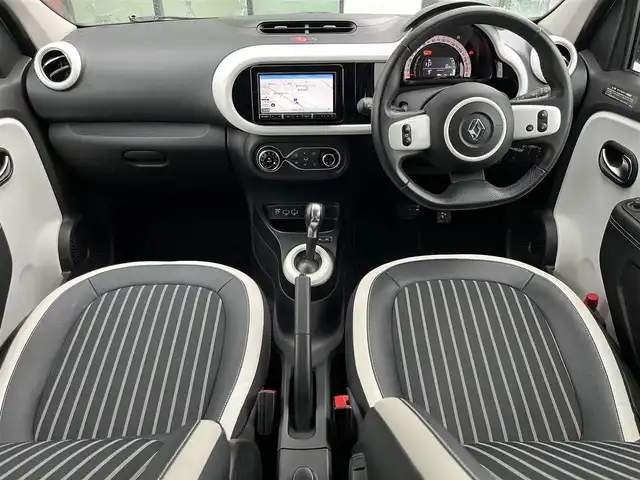 ルノー ルノー トゥインゴ インテンス 奈良県 2021(令3)年 2.2万km パール 社外ナビ　/フルセグ/ＤＶＤ　/Ｂｌｕｅｔｏｏｔｈ　/ＵＳＢ／ＡＵＸ端子　/バックカメラ　/ＥＴＣ　/前後ドライブレコーダー　/クルーズコントロール　/ハーフレザーシート　/前席シートヒーター　/純正フロアマット　/純正アルミホイール/保証書/取扱説明書/ワンオーナー　/スペアキー１本