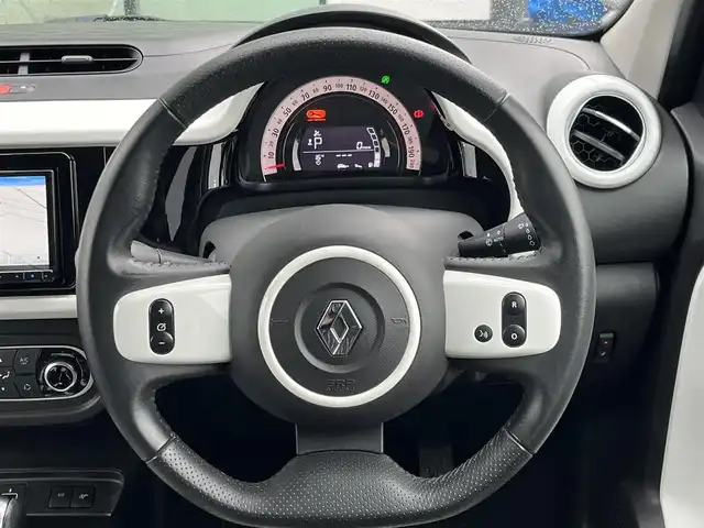 ルノー ルノー トゥインゴ インテンス 奈良県 2021(令3)年 2.2万km パール 社外ナビ　/フルセグ/ＤＶＤ　/Ｂｌｕｅｔｏｏｔｈ　/ＵＳＢ／ＡＵＸ端子　/バックカメラ　/ＥＴＣ　/前後ドライブレコーダー　/クルーズコントロール　/ハーフレザーシート　/前席シートヒーター　/純正フロアマット　/純正アルミホイール/保証書/取扱説明書/ワンオーナー　/スペアキー１本