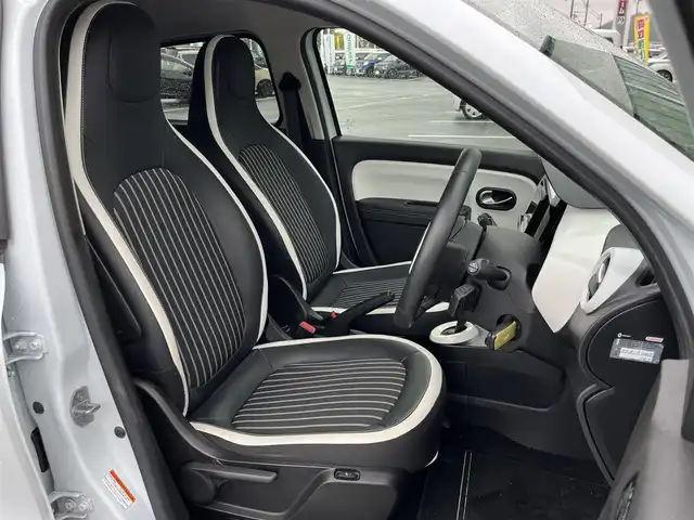 ルノー ルノー トゥインゴ インテンス 奈良県 2021(令3)年 2.2万km パール 社外ナビ　/フルセグ/ＤＶＤ　/Ｂｌｕｅｔｏｏｔｈ　/ＵＳＢ／ＡＵＸ端子　/バックカメラ　/ＥＴＣ　/前後ドライブレコーダー　/クルーズコントロール　/ハーフレザーシート　/前席シートヒーター　/純正フロアマット　/純正アルミホイール/保証書/取扱説明書/ワンオーナー　/スペアキー１本