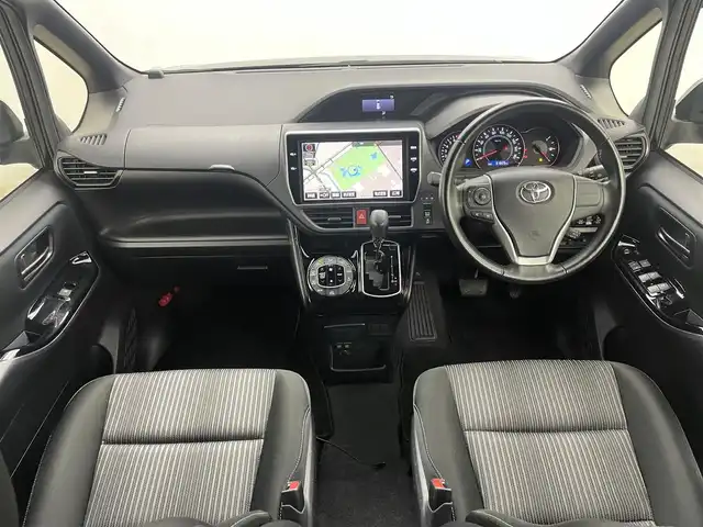 トヨタ ノア Si 岡山県 2017(平29)年 3.2万km ボルドーマイカメタリック 純正１０インチナビ　(NSZN-Z66T)/【CD/DVD/フルセグ】/純正１２．１インチフリップダウンモニター　/両側電動スライドドア/ビルトインＥＴＣ２．０　/ＬＥＤヘッドライト　/バックカメラ　/クルーズコントロール　/オートハイビーム　/スマートキー　/アイドリングストップ　/LEDフォグランプ/禁煙車/純正アルミホイール/純正フロアマット