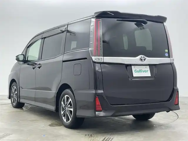 トヨタ ノア Si 岡山県 2017(平29)年 3.2万km ボルドーマイカメタリック 純正１０インチナビ　(NSZN-Z66T)/【CD/DVD/フルセグ】/純正１２．１インチフリップダウンモニター　/両側電動スライドドア/ビルトインＥＴＣ２．０　/ＬＥＤヘッドライト　/バックカメラ　/クルーズコントロール　/オートハイビーム　/スマートキー　/アイドリングストップ　/LEDフォグランプ/禁煙車/純正アルミホイール/純正フロアマット